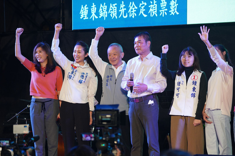 苗栗県長選、無所属の鍾東錦・候補が勝利宣言