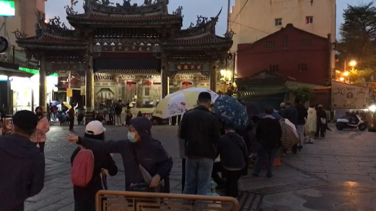 鹿港天后宮で点灯の儀式　低温にもめげず　夜通し並び18時間行列する人も