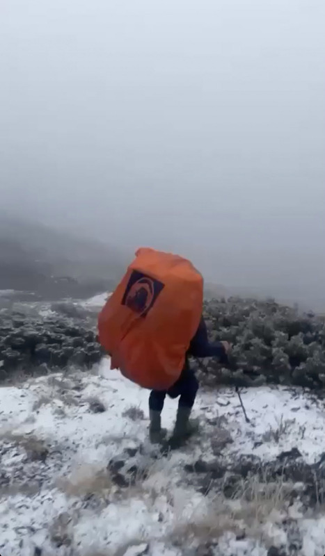 台湾の雪山で初雪、一面が銀世界に