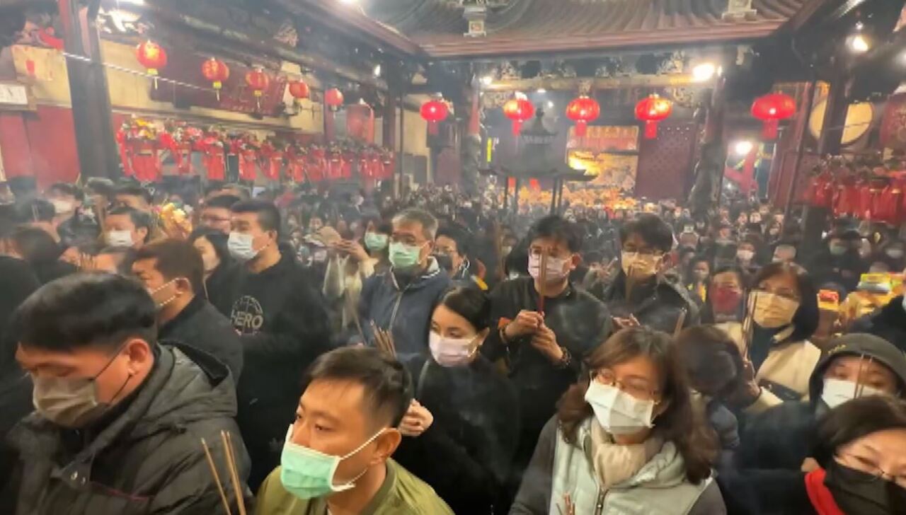 大勢の人が1月30日（初九、「天公生」）に玉皇上帝（＝天公）を参拝