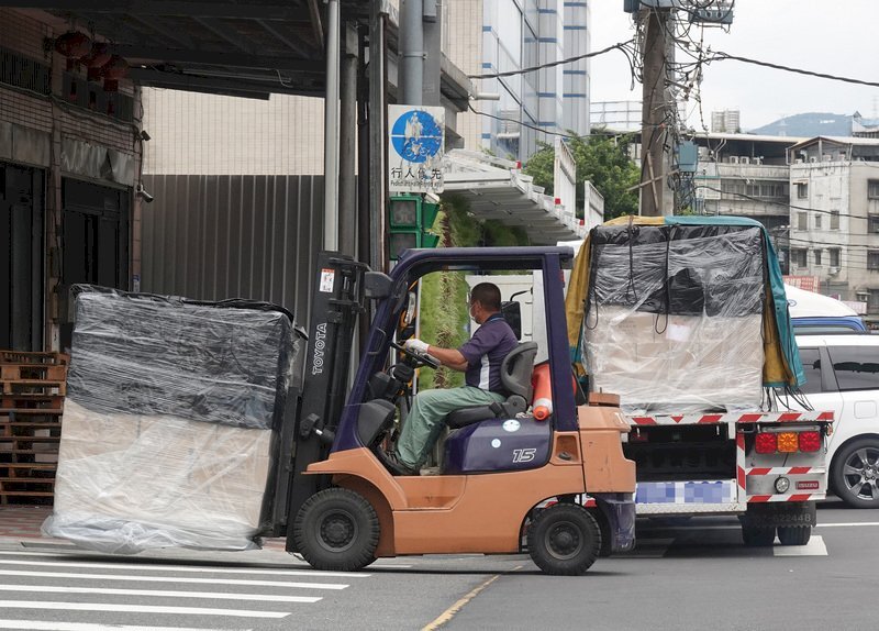 無給休暇994人増、大型工作機械メーカーの実施が響く
