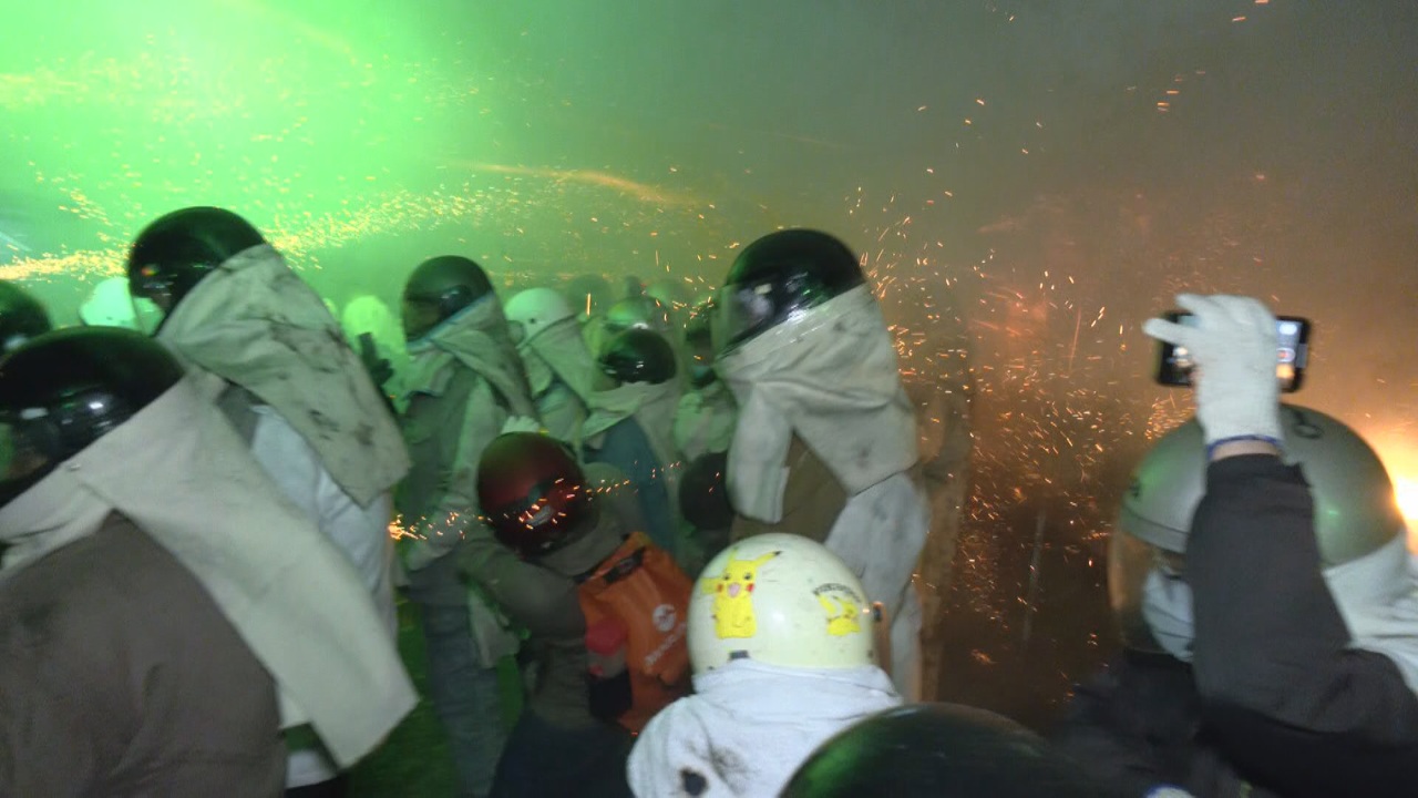 台南・塩水ロケット花火祭り、60万人がロケット花火の洗礼を体験