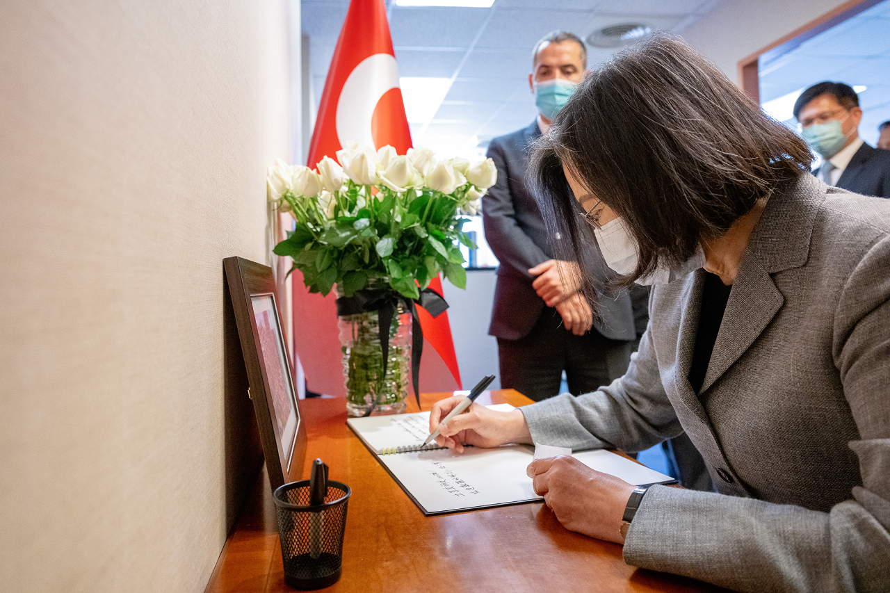 トルコ大地震を受け蔡英文・総統、呉・外交部長がトルコ駐台代表処を慰問
