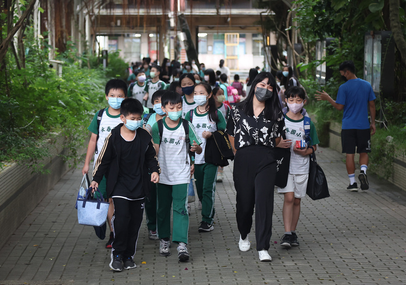 学校でのマスク着用義務が緩和　送迎バス等では引き続きマスク着用を