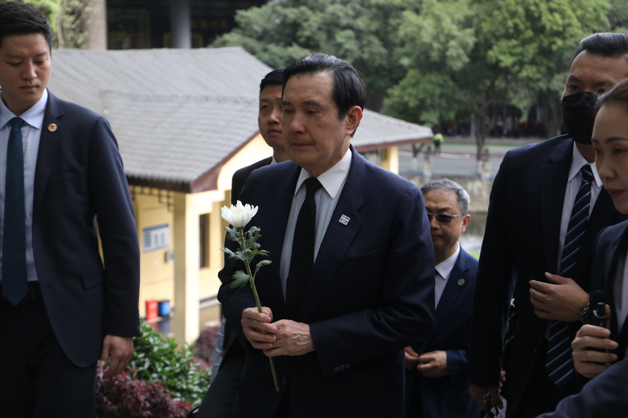 馬英九・前総統、抗日戦争の英雄にお墓参り