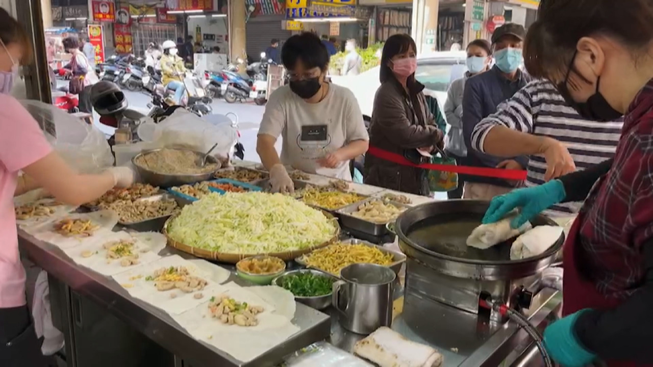 清明節に欠かせない味！台南の「春捲」の老舗店は大行列