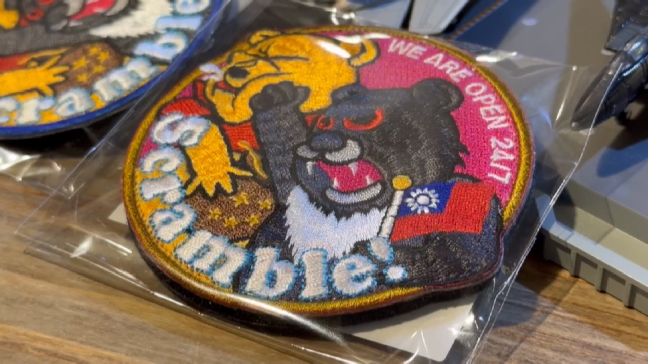 タイワンツキノワグマが「プーさん」をパンチ、IDFパイロットの腕章が注目