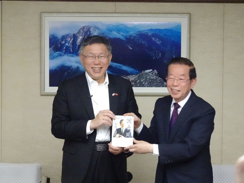 柯文哲氏が謝長廷・代表を訪問：謝・代表は人生の師匠