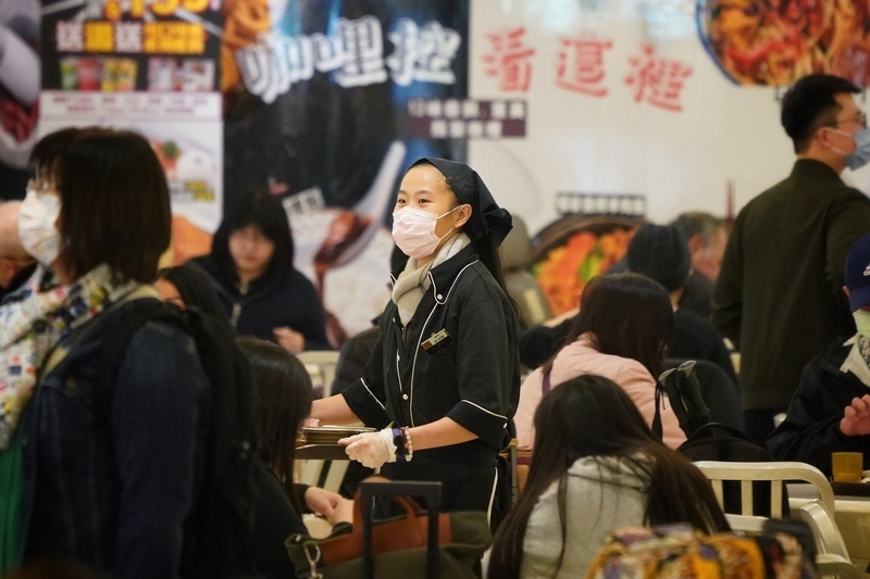 飲食業の深刻な人手不足　給与や待遇が上昇傾向