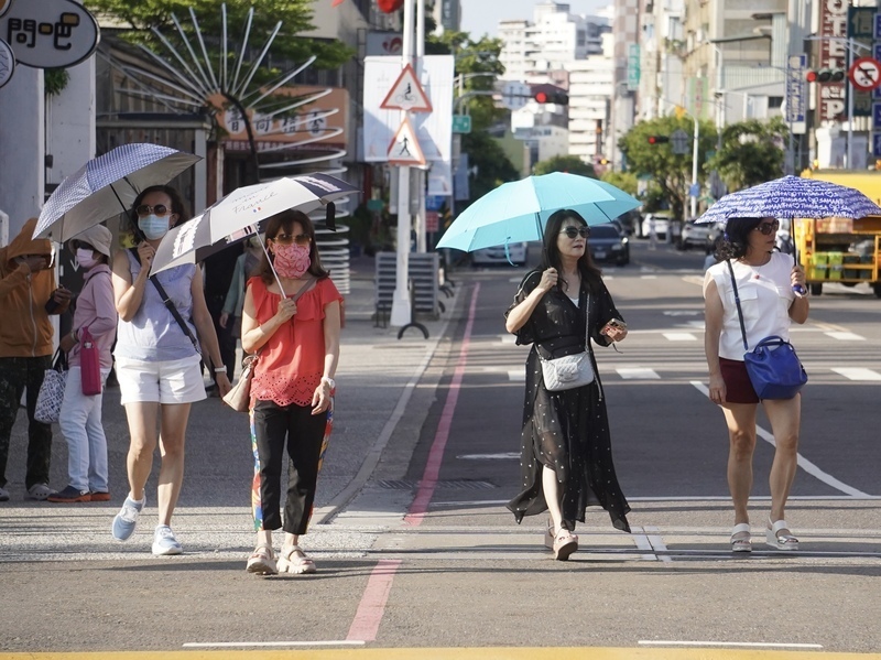 各地で高温注意報 午後は山間部で局地的雨に注意