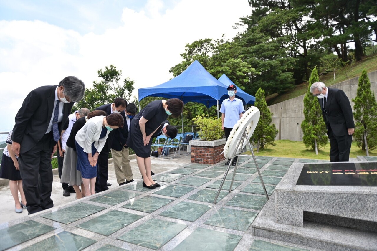 安倍昭恵夫人、李登輝・元総統の墓を参拝