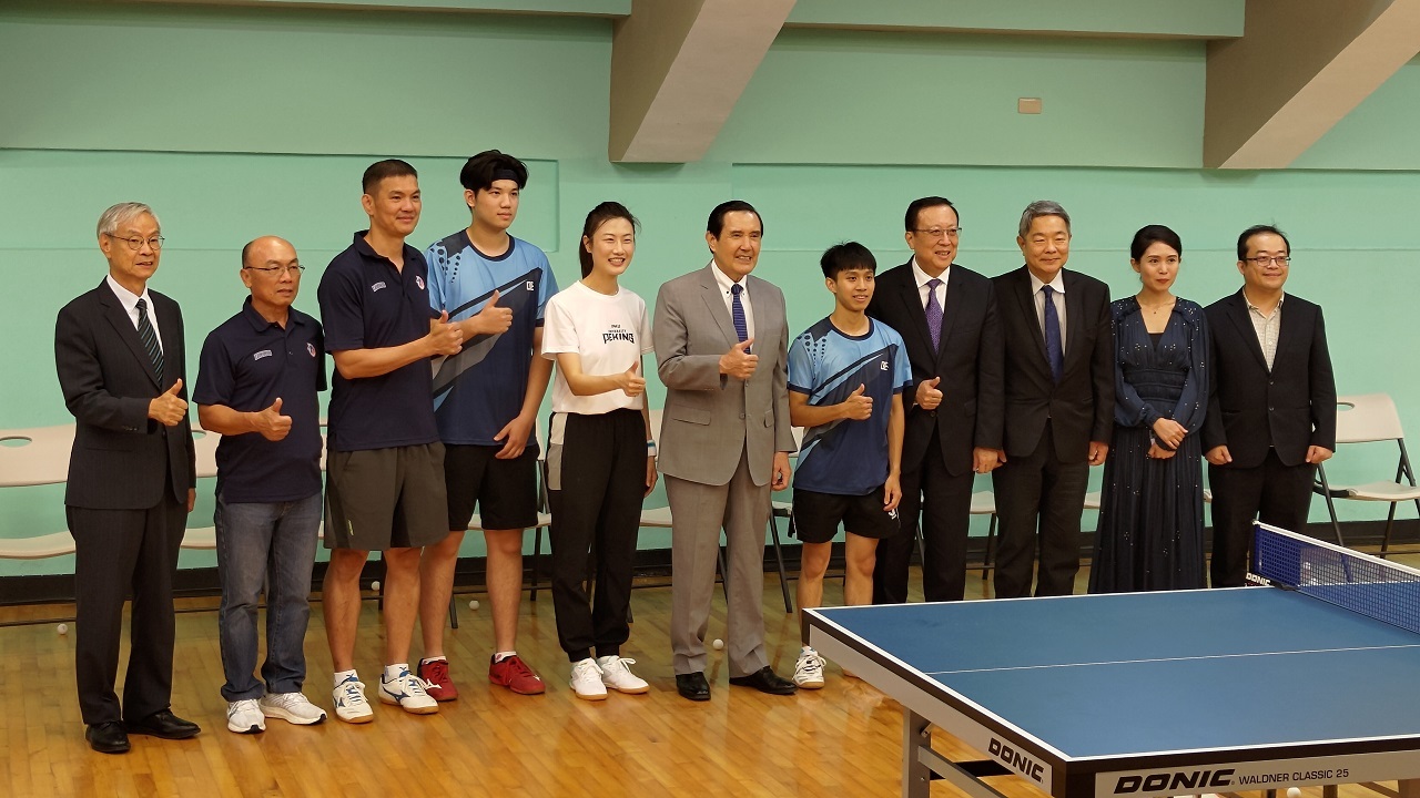 中国の丁寧・元五輪選手が政治大学で卓球交流