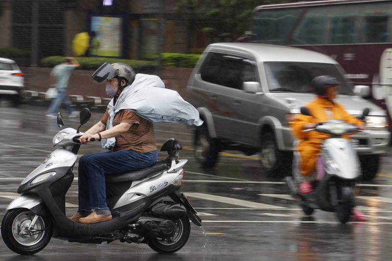 台湾北部は雨、台風6号の最接近は8/3