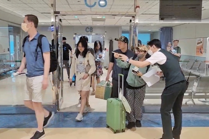8/3那覇空港で運航が再開：台湾便はキャンセル待ちの行列
