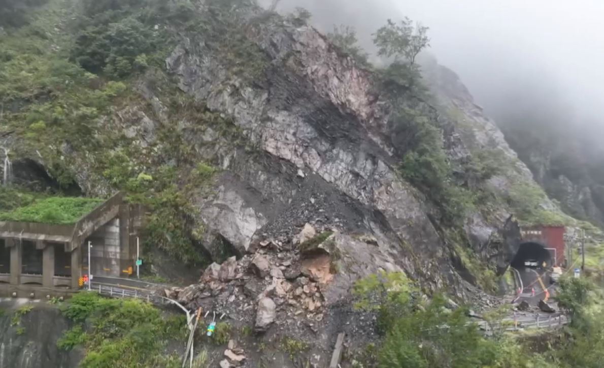 台中の温泉リゾート地・谷関一晩中大雨、中部横断道路でがけ崩れ