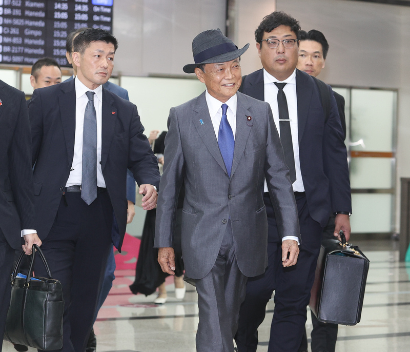 麻生元首相が8/8蔡・総統を表敬訪問、頼・副総統との食事会も