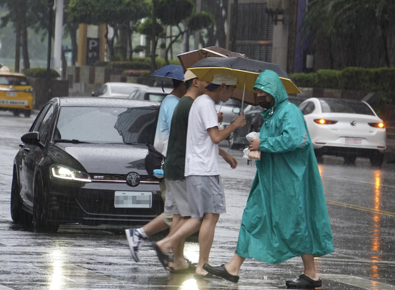 台湾中部・南部は一時雨または雷雨、北部でも午後は雷・大雨に注意