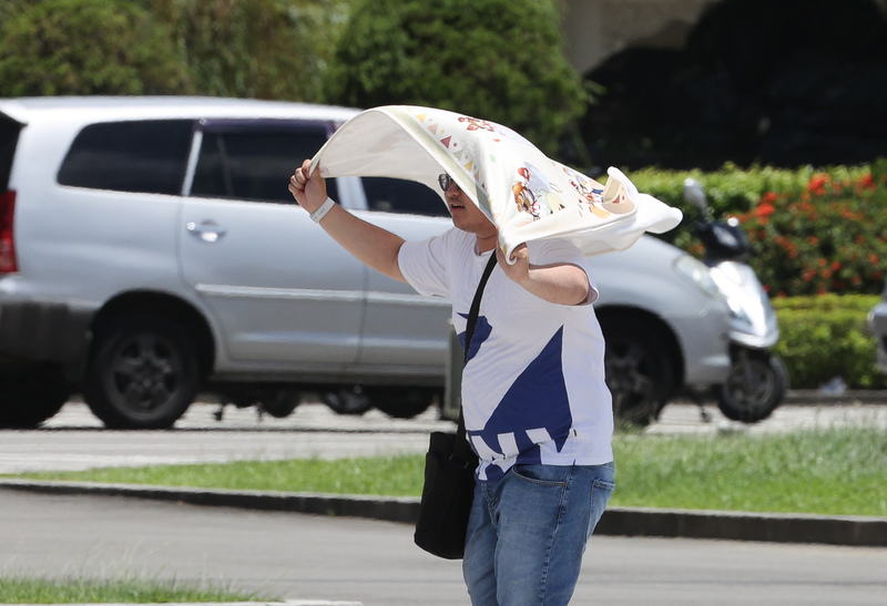 台湾中部、南部は雨または雷雨、北部や東部は36度以上の高温に注意