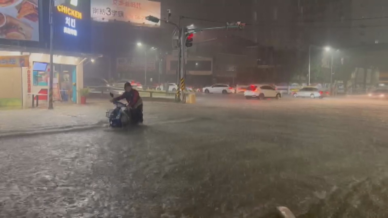 豪雨で台南が水の都に　台南市民は冠水休暇を市長に要望
