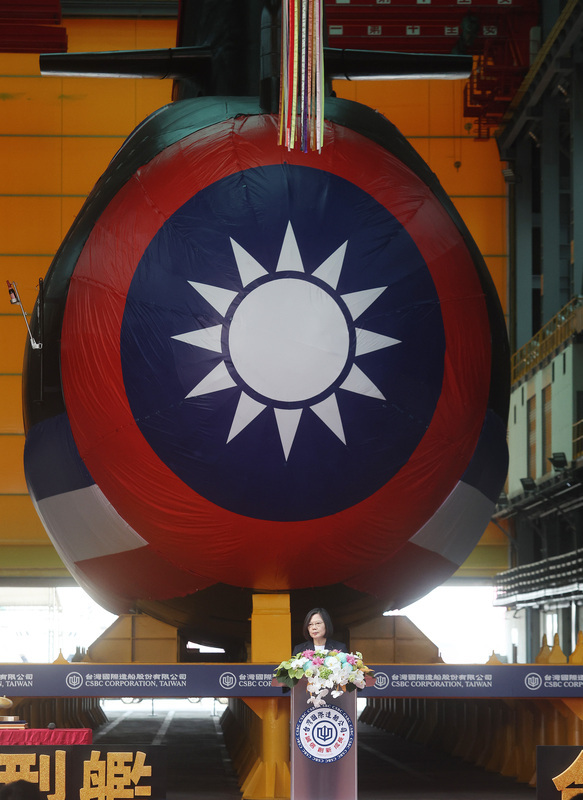 初の国産潜水艦が進水式、蔡・総統は喜び示す