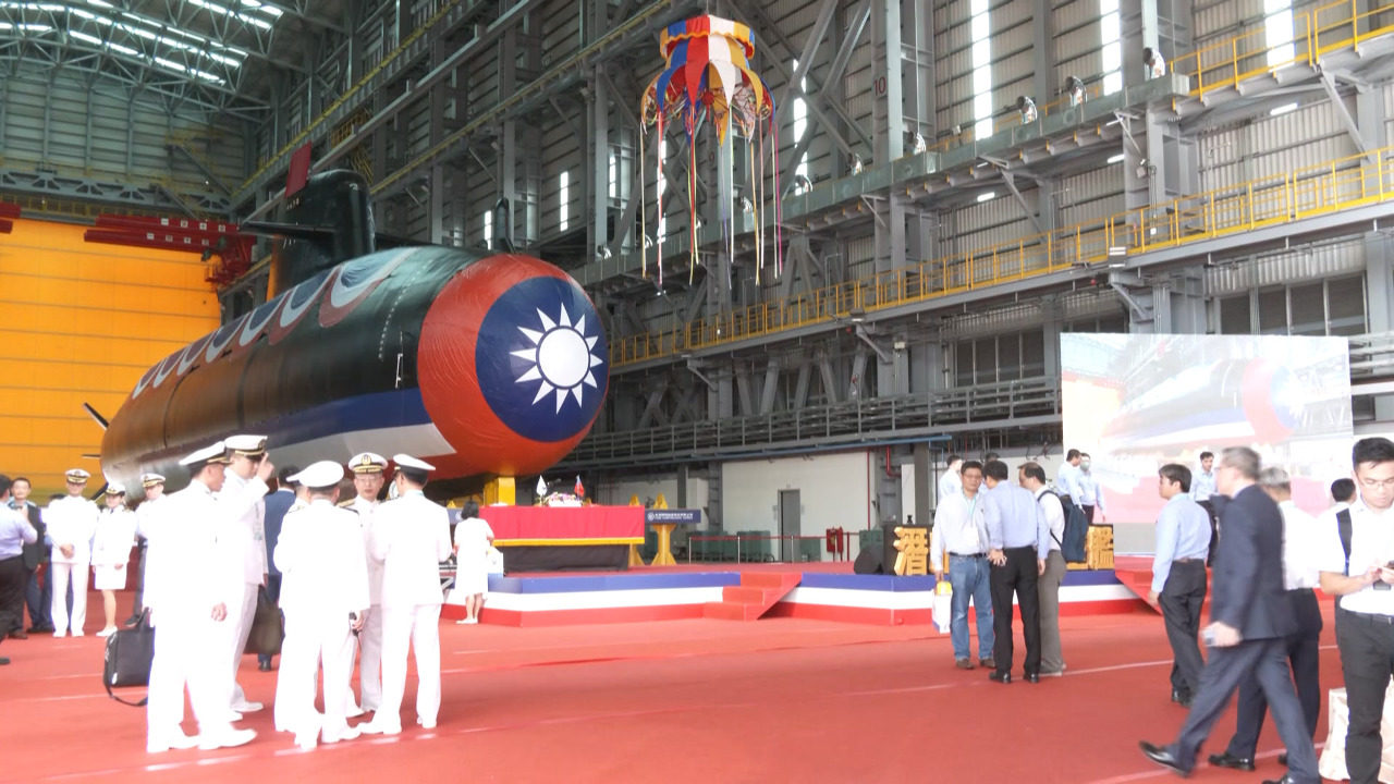 ペナントナンバー711「海鯤軍艦」、台湾初の国産潜水艦お披露目