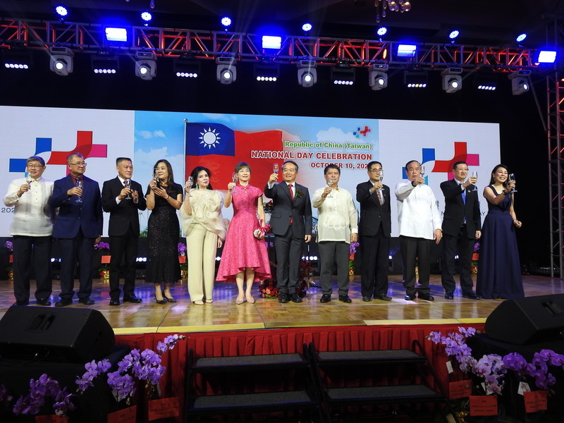 駐フィリピン代表処で双十国慶節祝賀レセプション、約800人が共に祝う