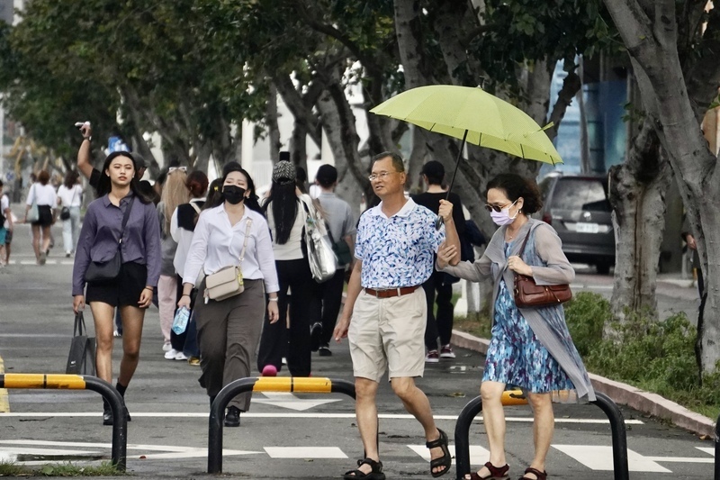 雨は弱まるも、中南部では朝晩と日中の寒暖差に注意