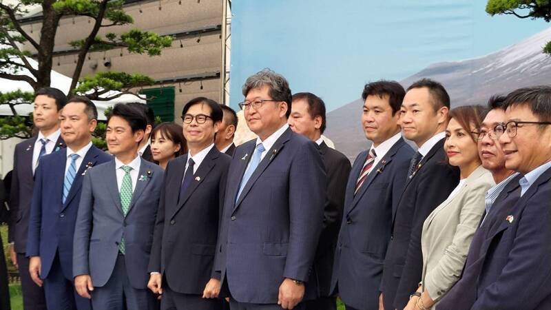 自民党の萩生田光一政調会長が高雄の安倍元首相の銅像に献花