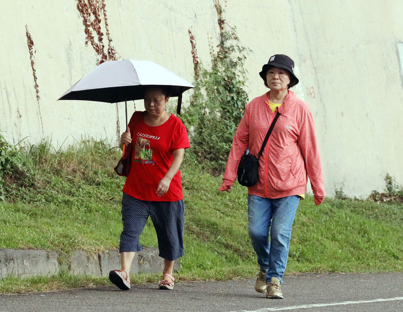季節風が弱まり風上の雨も減少、日中最高気温は31℃に