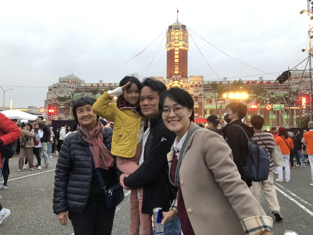 総統府で元旦の国旗掲揚式が行われる、参加者から感動の声