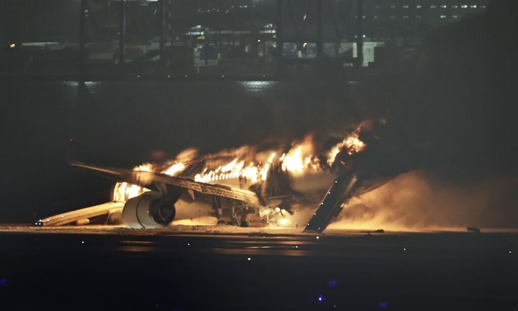 日本の羽田空港で日航機と海保機が衝突、旅客機379人全員脱出、隊員5人が死亡
