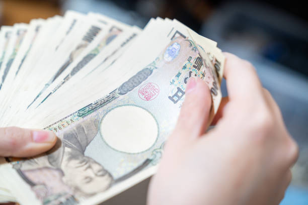 日本人客2人が現金2500万円を持って出国、税関で押収