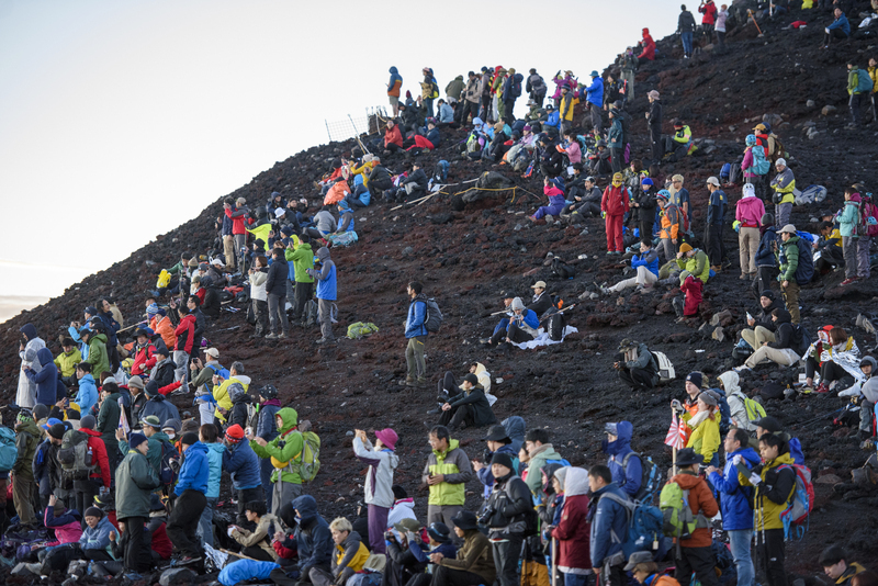 富士山混雑対策、山梨県が1人2000円の通行料徴収へ