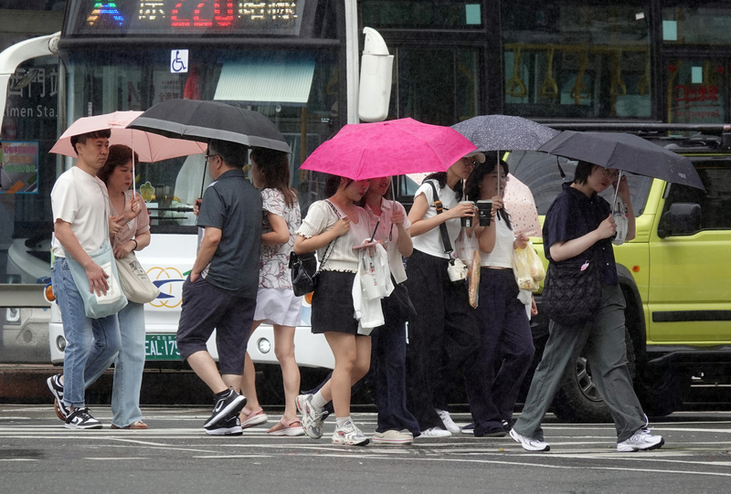 2/5は前線通過により各地で雨、北部は季節風の影響で涼しく