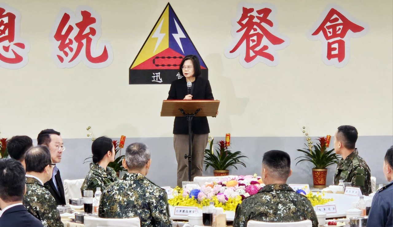 蔡・総統が一年制義務兵役の新兵を視察