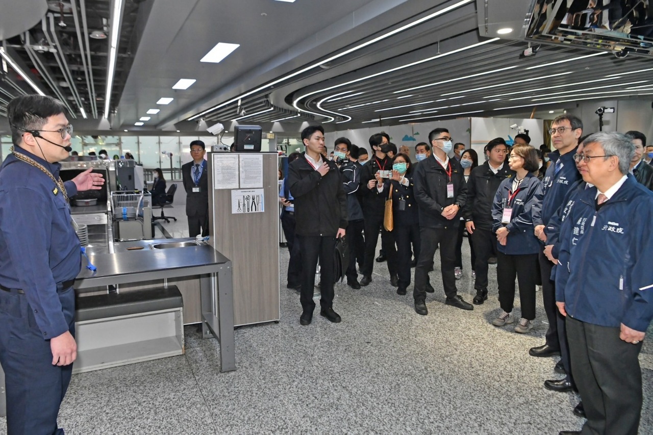 陳建仁・行政院長、旧正月を前に桃園国際空港を視察