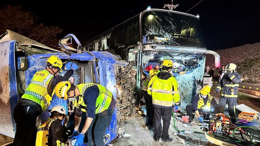 台中市で観光バスとトラックが衝突事故、トラック運転手が重体