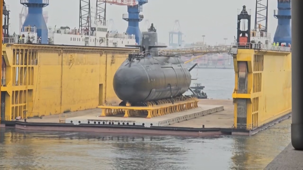 初の国産潜水艦が海上に登場、軍事ファンが撮影に集まる