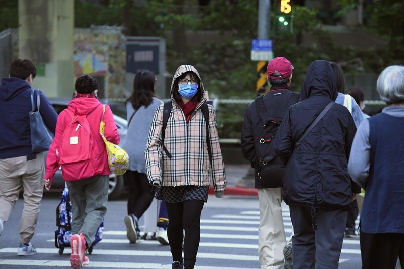 寒気団の南下と雨雲の移動により寒くなり、北部で10度以下に