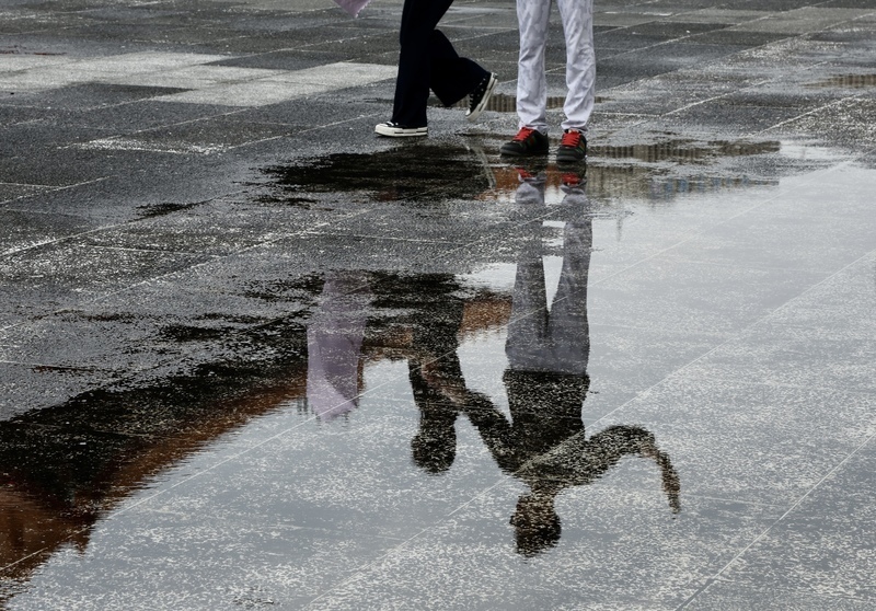 4/8は前線の影響により各地で短時間の雨、山間部では落石などに注意