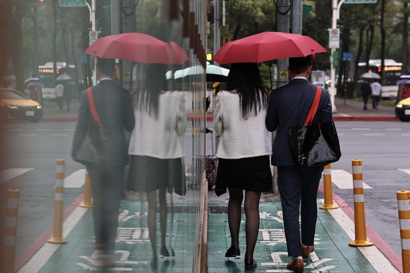 4/10湿度はやや低下、北東部で一時雨　中南部は曇りのち晴れ