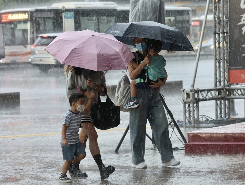 前線通過、中部以北で短時間集中豪雨の恐れ