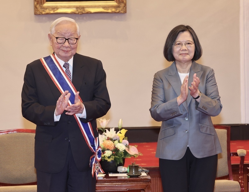 蔡英文・総統、TSMC創業者張忠謀氏に「中山勲章」を授与