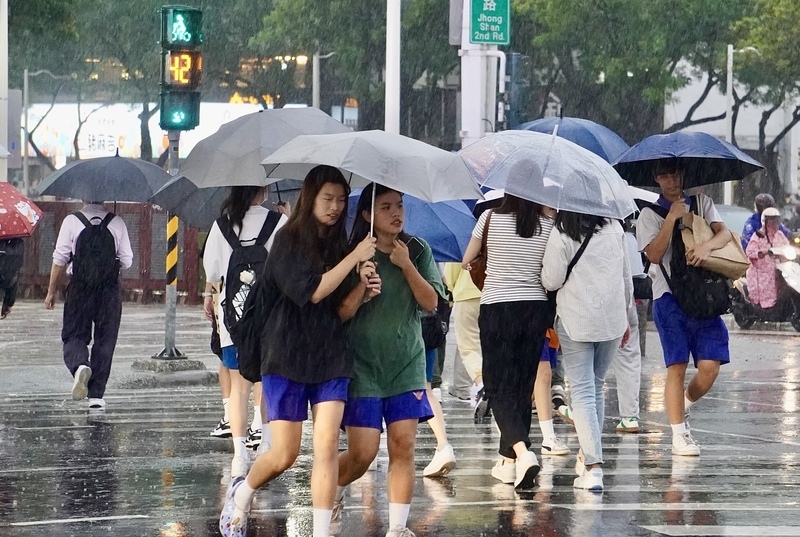 4/25午後雨脚強まる、気象専門家：4/26と4/27は集中豪雨災害の恐れ