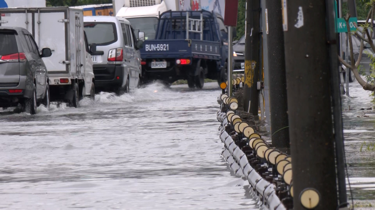 前線による大雨で道路が「川」に！？バイクはアンダーパスで立ち往生