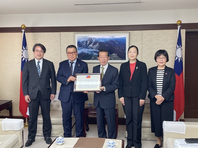 日本の民間企業が台湾の芸術活動を応援助成、謝長廷・代表が感謝状贈呈