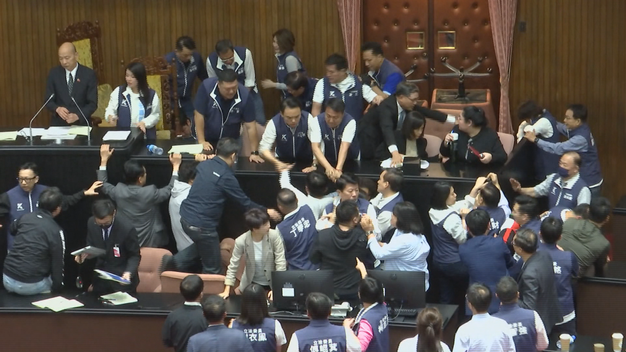 法案採決をめぐり、台湾の与野党議員が衝突