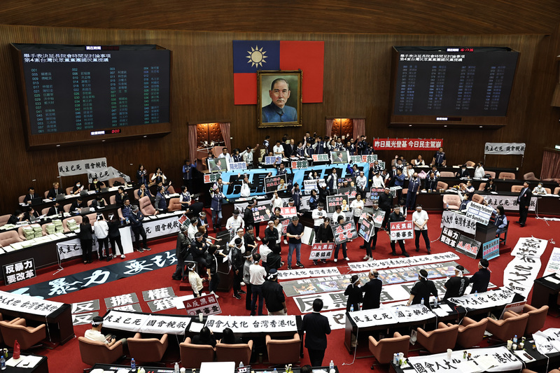 与野党が国会職権行使法をめぐり攻防戦、第二読会を通過