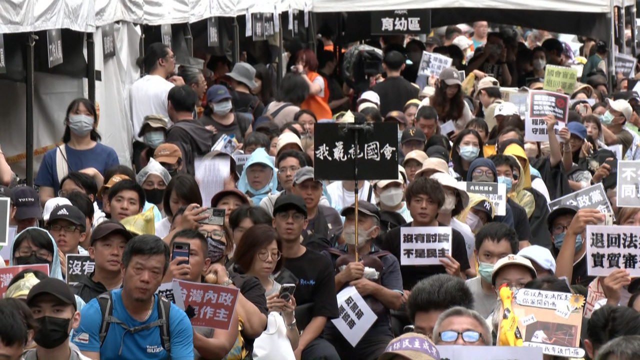 立法院の外に市民5000人以上が集まる、警備に200人を動員