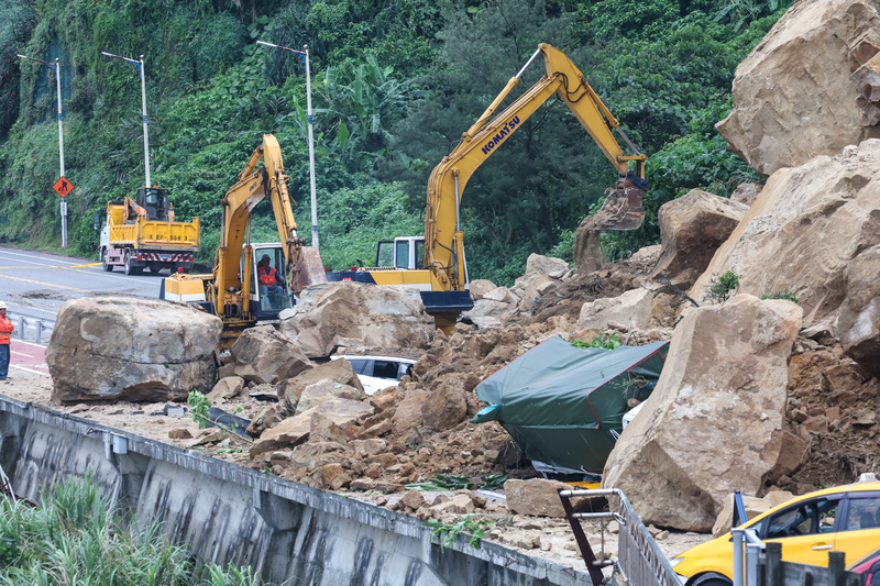 台湾北部‧基隆の潮境公園周辺で土砂崩れ、2人軽傷